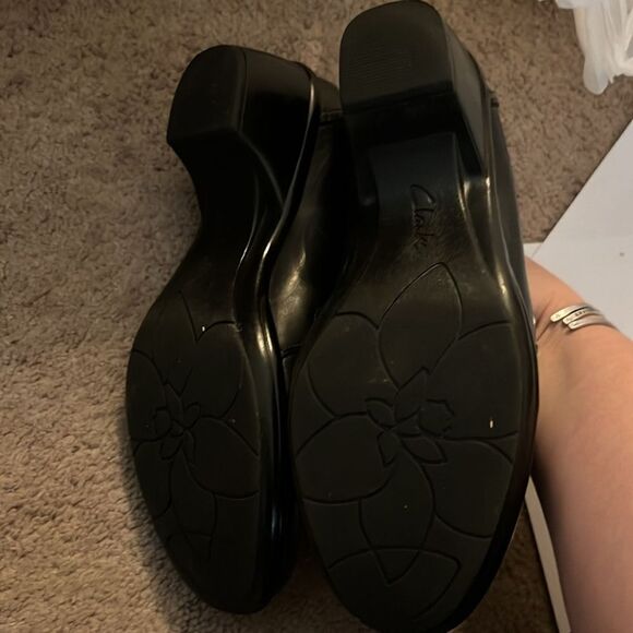 Clarks slip ons size 8 - Picture 4 of 5